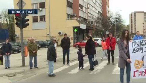 ФАШИЗАМ У КРАГУЈЕВЦУ Псовао јој мајку пред малим дететом, а онда је госпођа малобројним блокадерима одржала час из културе и демократије