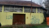 ФАШИСТИЧКИ МЕТОДИ ЂИЛАСОВИХ БЛОКАДЕРА: Вандализам опозиције у Банатском Великом Селу! (ФОТО)