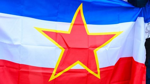 ИТАЛИЈАНЕ РАЗГНЕВИЛА ЗАСТАВА СФРЈ: Обележје Југославије у граду на граници са Словенијом дочекано као - провокација (ФОТО)