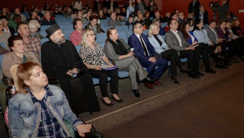 У НОВОМ САДУ ОБЕЛЕЖЕН ДАН ОСОБА СА АУТИЗМОМ: Град шири програм подршке и сарадњу са удружењима