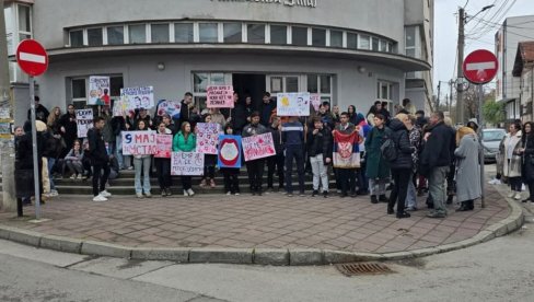 NE DOZVOLJAVA DA U ŠKOLU UĐE 700 DECE! Unuk Baneta Banane i dekanke iz Niša vodi fizički blokadu gimnazije 9. maj (FOTO)