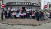 НЕ ДОЗВОЉАВА ДА У ШКОЛУ УЂЕ 700 ДЕЦЕ! Унук Банета Банане и деканке из Ниша води физички блокаду гимназије 9. мај (ФОТО)