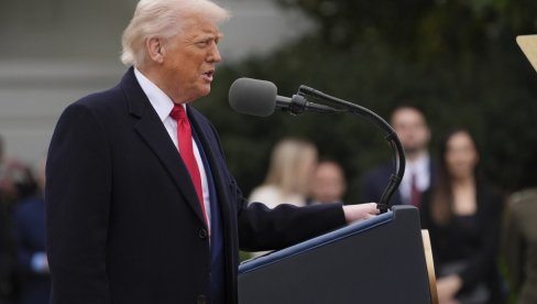 ЦИЉ ТАРИФА НИЈЕ ПРОИЗВОДЊА ПАТИКА И МАЈИЦА Трамп: Ми желимо да производимо војну опрему