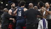 ТОТАЛНИ ХАОС У НБА! Србин хтео да бије Американца, саиграчи спречили скандал (ВИДЕО)