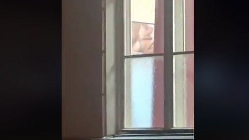 СКАНДАЛ У БЕЧЕЈУ! Блокирају гимназију, док гледају порнографски садржај (ВИДЕО)