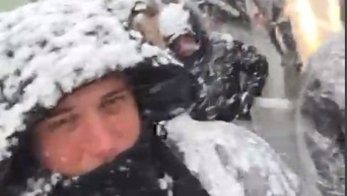 SRBI SA KiM SE PROBIJAJU KROZ STRAŠNO NEVREME: Iako zavejani ne odustaju, idu za Beograd da podrže Vučića (VIDEO)