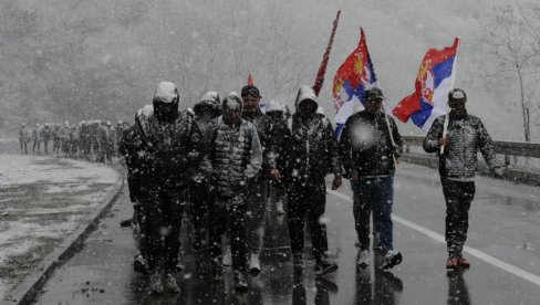 ОВО МОГУ САМО СРБИ С КиМ КОЈИ СУ ПЕШКЕ КРЕНУЛИ ЗА БЕОГРАД: Док снег веје они не испуштају заставу Србије (ФОТО)