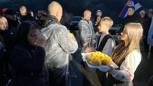 ЕМОТИВНО! Видео који ниједног Србина неће оставити равнодушним: Срби који пешаче за Београд и сцена која слама срца (ВИДЕО)