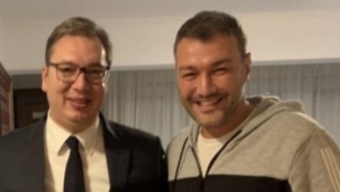 ПОНОСАН НА СВОГ ПРЕДСЕДНИКА, ПРАВОГ ПАТРИОТУ И СРБИНА: Прослављени рукометаш Мандић уз Вучића