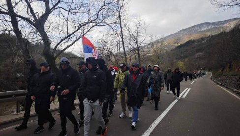 СРБИ СА КОСМЕТА СТИГЛИ ПЕШКЕ НАДОМАК ЉИГА: Сутра настављају пут ка Београду