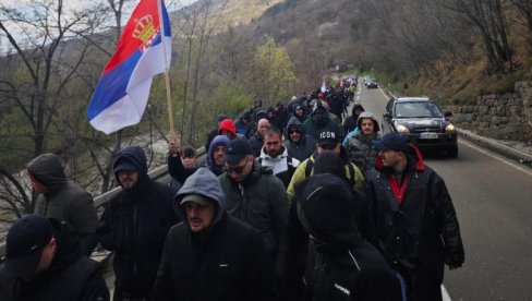 ВИЈОРЕ СЕ СРПСКЕ ТРОБОЈКЕ: Срби са КиМ храбро и поносне пешаче ка Краљеву (ВИДЕО)