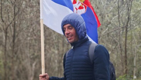 СЛИКА ЗА ПОНОС: Никола из Гњилана не испушта тробојку док пешачи ка Београду (ФОТО)
