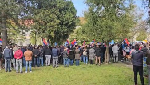 PEVAJ SRBIJO SILNIJE, JAČE! Spektakularan doček u Staroj Pazovi za studente koji pešače iz Novog Sada (VIDEO)