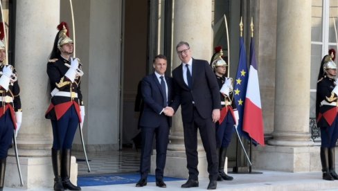 МИ СМО ПРИЈАТЕЉИ Вучић о личном односу са Макроном - Донео сам му шест боца вина које сам изабрао, да покажем да ми Срби имамо добра вина