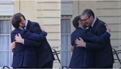 SRDAČAN I SNAŽAN ZAGRLJAJ KAO DOKAZ VELIKOG PRIJATELJSTVA: Pogledajte kako je Makron ispratio Vučića (VIDEO)