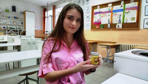VOSAK U SLUŽBI ZDRAVLJA: Katarina Jovanović, učenica Tehnološke škole iz Paraćina, pobednik Republičke smotre istraživačkih radova (FOTO)