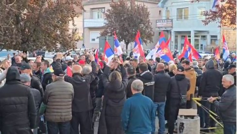 НОВОСАЂАНИ КОЈИ ПЕШАЧЕ НА СКУП У БЕОГРАДУ СТИГЛИ У НОВЕ БАНОВЦЕ: Грађани их дочекали са одушевљењем (ВИДЕО)