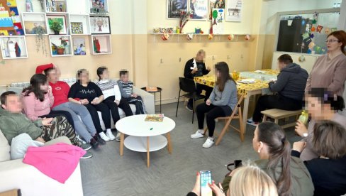 ЧОКОЛАДЕ ЗА СЛАЂИ БОРАВАК: Фонд хуманости Новости и ЗЗ Новосељанка за Удружење Ево рука и школу Вељко Рамадановић (ФОТО)