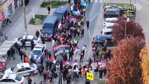 NOVOSAĐANI NA PUTU ZA BEOGRAD: Podrška Vučiću i poruka Ne damo Srbiju (VIDEO)