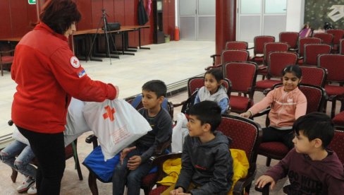 DAROVI ZA PROLEĆNE DANE: Kraljevački Crveni krst obradovao romske mališane