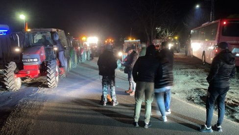 DOMAĆINI TRAKTORIMA IZ STARE PAZOVE KREĆU ZA BEOGRAD: Da podrže Vučića i državu (FOTO/VIDEO)