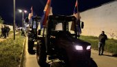 DOMAĆINI IZ ZRENJANINA TRAKTORIMA KRENULI ZA BEOGRAD: Da se svi okupimo pod istom zastavom (VIDEO)