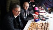 ВУЧИЋ СА СТУДЕНТИМА КОЈИ ЖЕЛЕ ДА УЧЕ: Председник посетио Пионирски парк - Играо шах са студентима (ФОТО/ВИДЕО)
