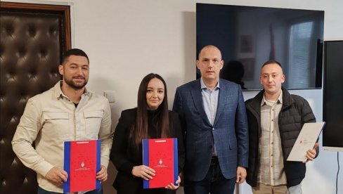 СРПСКА ПАМЕТ СЕ ВРАЋА КУЋИ: Лончар уручио уговоре о раду новој групи здравствених радника који се враћају у Србију