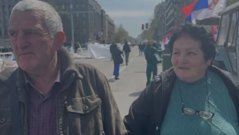 DOŠLI SMO DA PODRŽIMO PREDSEDNIKA Bračni par došao na svenarodni skup - ovo je njihova poruka (VIDEO)