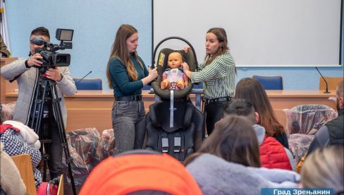 ЗА СИГУРНОСТ МАЛИХ СУГРАЂАНА: Додељено 50 ауто седишта за бебе у Зрењанину