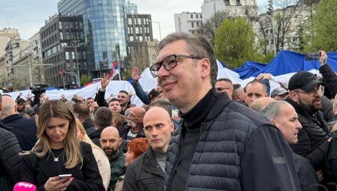 VUČIĆ SA NARODOM NA ULICAMA BEOGRADA: Srbija je ustala! Želimo život Srbije, borimo se za to i uspećemo