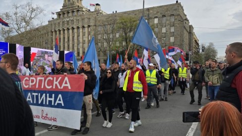 POGLEDAJTE: Studenti iz Novog Sada i poljoprivrednici dočekani ispred Skupštine Srbije (VIDEO)