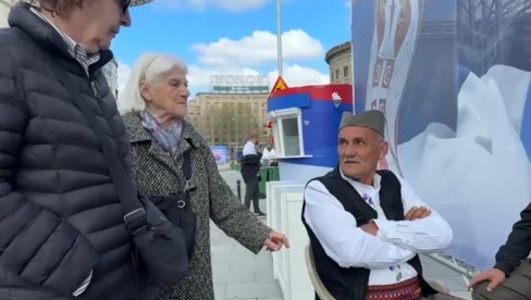 USTAJ MALA ZORA SVIĆE: Gospođi iz Kraljeva zapevali pesmu - prelepa scena na svenarodnom skupu (VIDEO)
