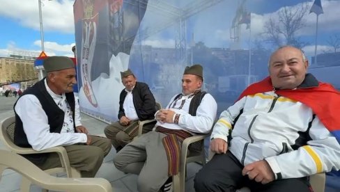 ALEKSANDRE SAMO ZOVI, LETEĆEMO KO ORLOVI! Šumadinci zapevali pesmu za predsednika Vučića! (VIDEO)