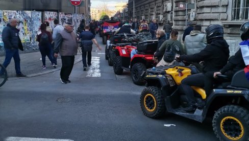 NEPREGLEDNA KOLONA BAJKERA: Stigli na svenarodni skup - pun gas za Srbiju! (VIDEO)