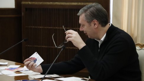 СПРЕМИТЕ ПОКЛОН ДА ПОШАЉЕМ! Међу писмима грађана, Вучић добио и позив за свадбу у Руми! (ВИДЕО)