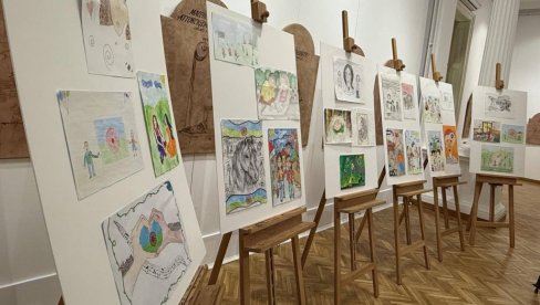 ИЗРАЗ ЗРЕЛОСТИ И ЕМПАТИЈЕ: Отворена изложба радова са ликовног конкурса „Бити Ром“ за основце