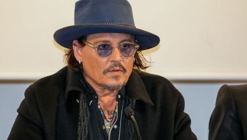 DŽONI DEP POTPUNO NEPREPOZNATLJIV: Fotografija glumca sa sedom bradom i kosom obišla svet (FOTO)