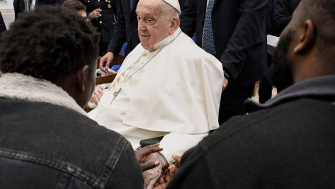 ПАПА ФРАЊА ПОСЕТИО ЗАТВОРЕНИКЕ НА ВЕЛИКИ ЧЕТВРТАК: Поделио им примерке Јеванђеља (ФОТО)