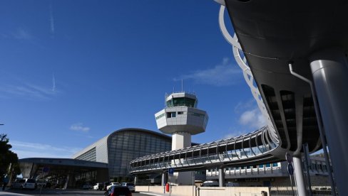 ПАО НА АЕРОДРОМУ СА АПАРАТИМА ЗА ЕЛЕКТРОСТИМУЛАЦИЈУ ОРГАНИЗМА: Вредност заплењене робе пола милиона