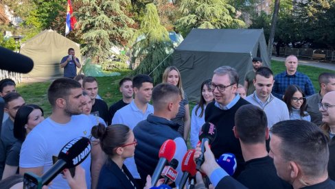 СРБИЈА, СРБИЈА Спектакуларан дочек за председника Вучића у Пионирском парку (ВИДЕО)