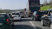 СРБИ СЕ ВРАЋАЈУ КУЋИ НАКОН ПРАЗНИКА: Почеле огромне гужве на путевима (ВИДЕО)