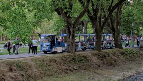 ТУРА КРОЗ ПАРК ДО СНЕЖНИКА: И ове као и 40 сезона досад, туристички возић крстариће Врњачком бањом