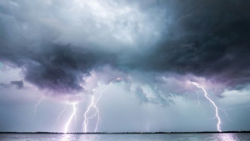 STRAVIČNA OLUJA, VETAR RUŠIO SVE PRED SOBOM, OBARAO STABLA! Snažna oluja u Raveni i Riminiju, plaže na Jadranu uništene