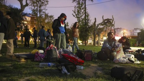 ПРЕКО 180 НАКНАДНИХ ПОТРЕСА У ТУРСКОЈ: Становници Истанбула провели ноћ на отвореном (ФОТО)