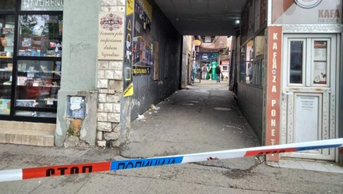 СНИМЦИ СА МЕСТА ПУЦЊАВЕ У НОВОМ САДУ: Рањени мушкарац хитно превезен у ургентни (ФОТО/ВИДЕО)