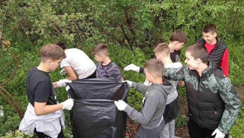 ЂАЦИ ОЧИСТИЛИ СЕЛО: Еколошка акција у селу Самаила код Краљева