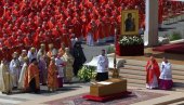 БРИЖИТ БЕЗ ВЕЛА, ДОНАЛД У ПЛАВОМ: Критике на рачун изгледа појединих високих званица на сахрани папе