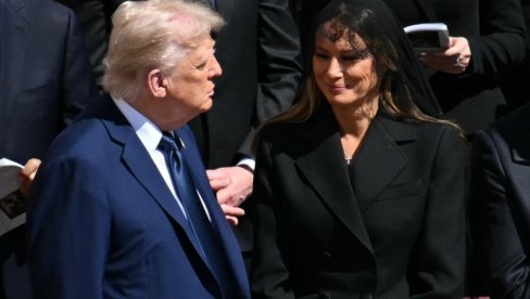MELANIJINA FOTOGRAFIJA SA PAPINE SAHRANE OBIŠLA SVET: Svi je dele, ne mogu da je se nagledaju (FOTO)
