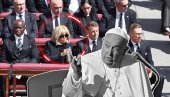 ПРОЗВАЛИ ЈЕ БУНТОВНИЦОМ Брижит Макрон прекршила строги протокол на сахрани папе Фрање (ФОТО)